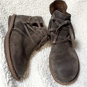 Born Tarkiln Ankle Boot - COLOR: Wet Weather Distressed (Grey)